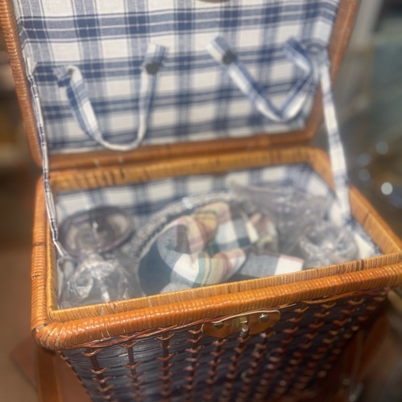 Vintage picnic basket the handle is coming off need to be fixed it is vintage - Picture 5 of 7